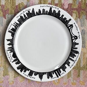 FISHS EDDY 212 Skyline Plate New York Skyline NYC icons (includes Twin Towers)
